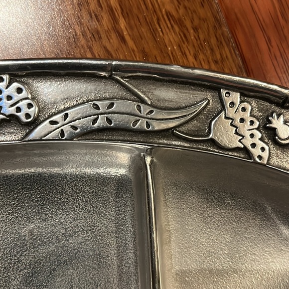 Wilton Armetale® Artesian Road Larger (14")  Oval Divided Server - Picture 6 of 11